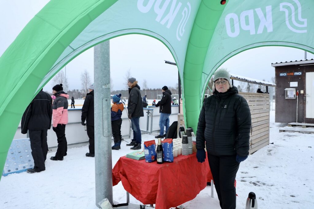 Ritva-Liisa Pohjo piti huolen, että kaikki tapahtumaan osallistuneet saivat myös lämmintä juomaa ja pientä naposteltavaa.