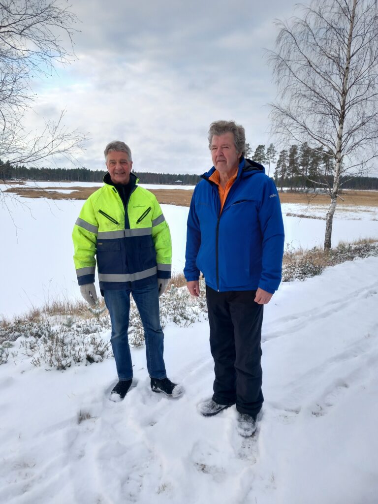Saarijärven rannalla mökin omistavat Timo Kontiainen, vas. ja Leo Cederberg ovat tyytyväisiä, että järven kunnostustyöt on vihdoin saatu käyntiin. Vedenpintaa on laskettu jo 20 cm.