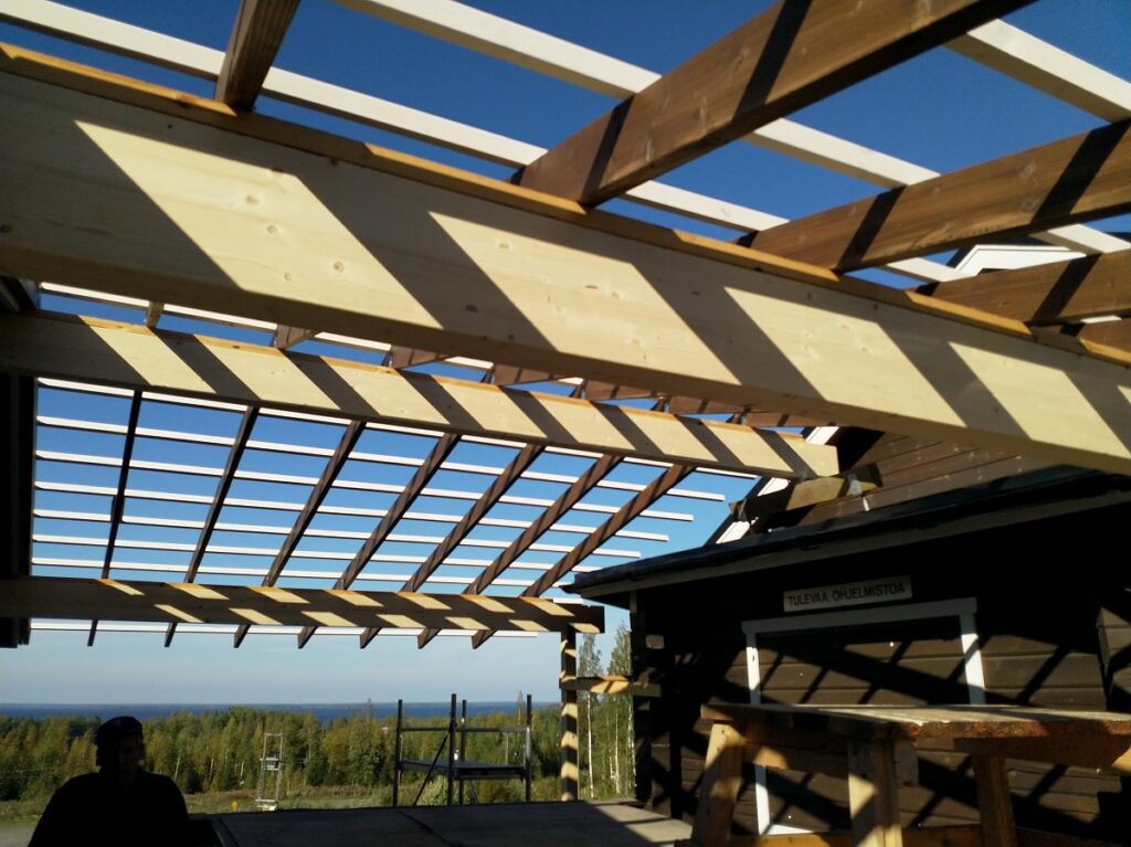 Valokatoksen niskaset tehtiin jämerästä liimapalkista.