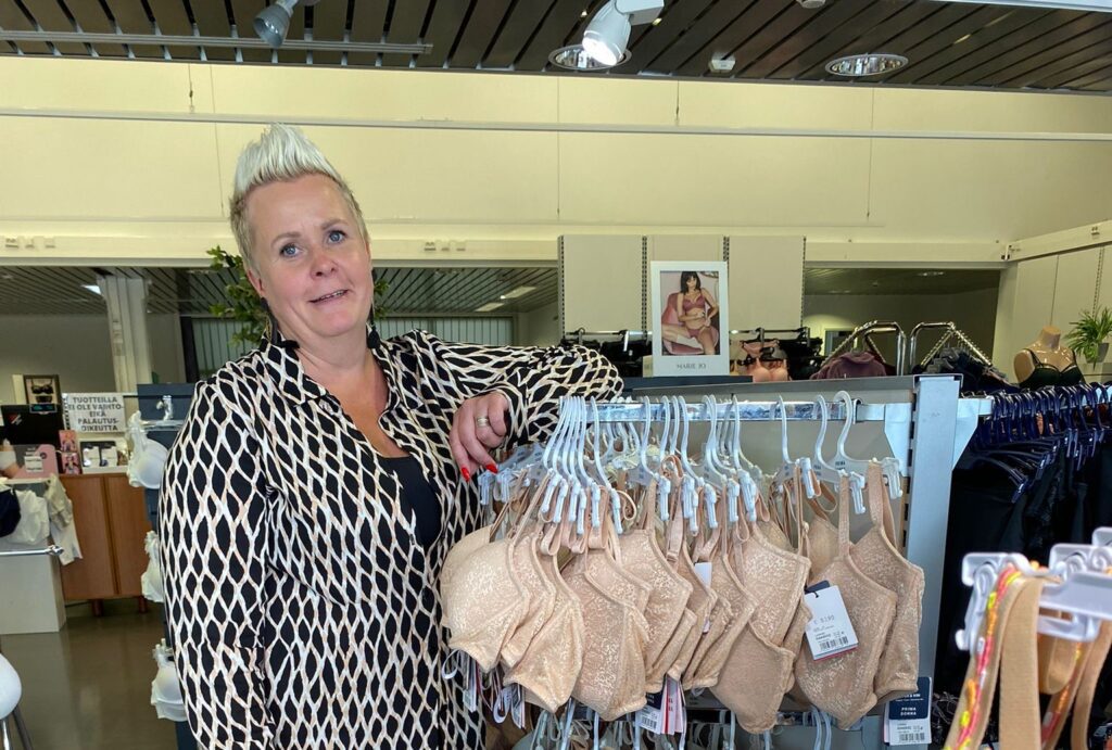 Kirsi Parvi kertoo, että vaikka naisten on edelleen vaikea hyväksyä vartalonsa, kehopositiivisuus lisääntyy.