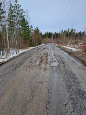 Sivutiet ovat paikoin huonokuntoisia ja niiden kunnostaminen vaatii sekä aikaa ja paneutumista että pääomaa. Kuva: Juho Savola.