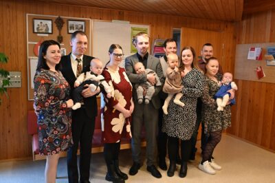 Kunnan pienimpiä tulokkaita muistettiin tilaisuudessa pehmeillä paketeilla.