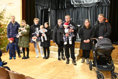 Terhi ja Janne, Jari ja Camilla, Iida ja Jone, sekä Aleksi ja Saija vauvoineen kävivät vastaanottamassa kyläseuran vauvalahjan.