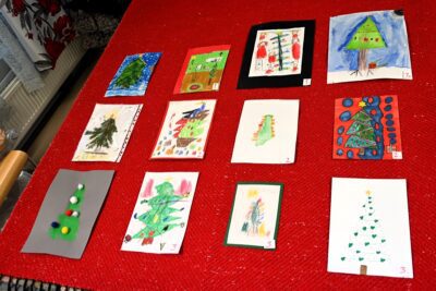 Sarjojen kolme parasta, vasemmanpuoleisessa laidassa kunniamaininnan saaneet työt.