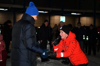 Annu Ridanpää-Taittonen jumppautti kampanjatilaisuuteen osallistuneita ennen yhteislenkkiä Alexander Stubbin kanssa.