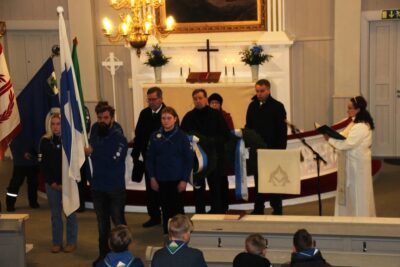 Pastori Nina Eskoli lähettää seppelpartion sankaripatsaille. Lippua kantaa Tuomas Isokangas, airueina Kerttu Korpi ja Venla Suomela. Seppelpartiossa Unto Lahti ja Jaakko Niemistö sekä Tarja Pellinen ja Janne Sankelo.