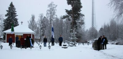 Sankaripatsaille laskettiin Kauhavan kaupungin ja seurakunnan sekä Kortesjärven Lions clubin seppeleet. Kaupungin ja seurakunnan puolesta laskijoina Janne Sankelo ja Tarja Pellinen. Kortesjärven Lions clubin puolesta Unto Lahti ja Jaakko Niemistö. Kuvat: Mauri Jokela.