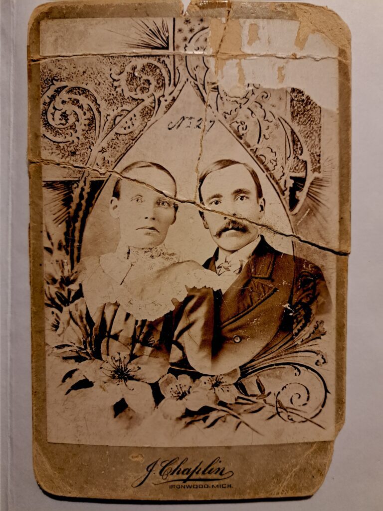 Laasa-Leena ja Heikki nuorena parina Ironwoodissa, Michiganissa, otetussa valokuvassa.