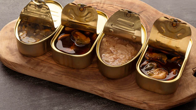 Pitkään säilyvää, sellaisenaan syötävää tai ilman sähköä valmistuvaa ruokaa olisi hyvä löytyä hätävarana jokaisesta kodista.