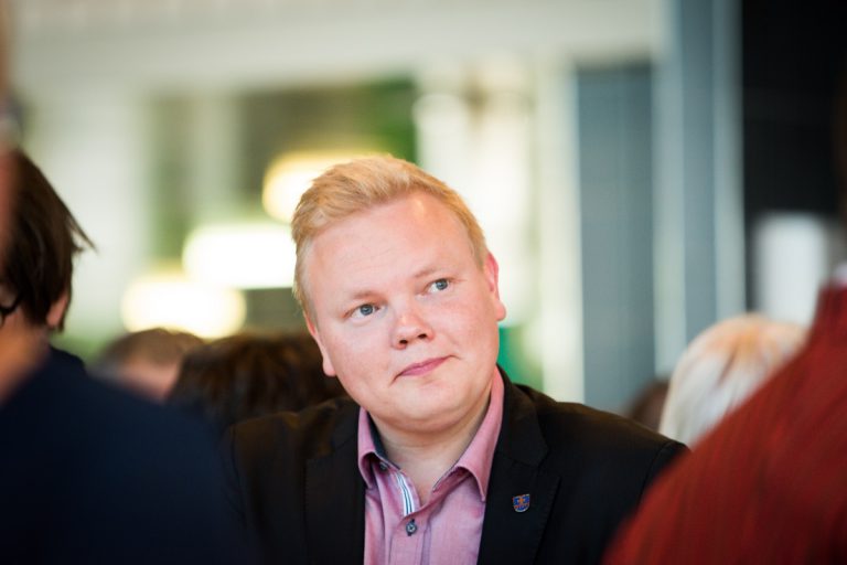 Olen joka joulu kansanedustajana tehnyt lahjoituksen hyväntekeväisyyteen joulukorttien sijaan. Tänä vuonna kohteeksi valikoitui Moms for Kids ry, sanoo Antti Kurvinen.