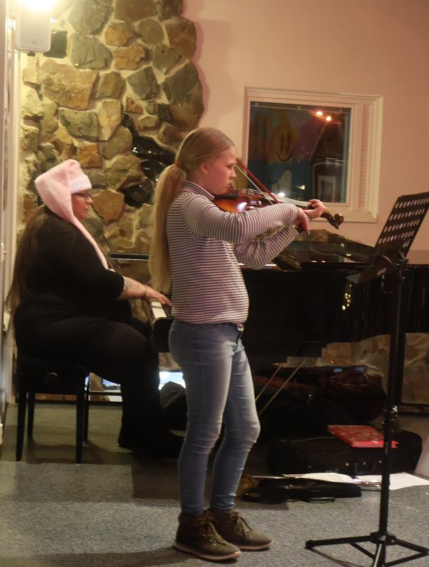 Linnea Luoma soitti viulua ja Erna Westerlund säesti pianolla.