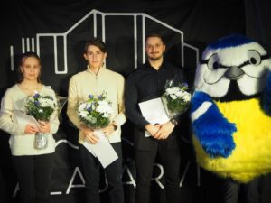 Alajärven Urheilugaalassa palkittiin ryhtinuorina Katariina Leppäaho ja Eeli Hänninen sekä vuoden urheilijana Aleksi Yli-Mannila, jotka poseerasivat kaupungin maskotin, Alvar Tintin kanssa. Kuva: Marjo Yli-Mannila.