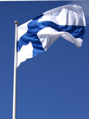 Oi maamme, Suomi, synnyinmaa, soi, sana kultainen! Ei laaksoa, ei kukkulaa, ei vettä rantaa rakkaampaa, kuin kotimaa tää pohjoinen, maa kallis isien!