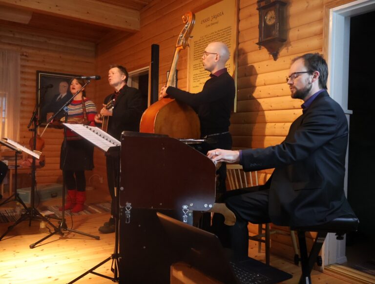 Katri Haukilehto, Arto Järvelä, Esko Järvelä ja Sampo Korva musisoivat Tallari-yhtyeessä.