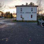 Maneesintiellä sijaitseva talo on noussut Lappajärven maamerkiksi puhuttelevan seinätekstinsä vuoksi. Se on herätellyt ohikulkijoita 1970-luvulta saakka.