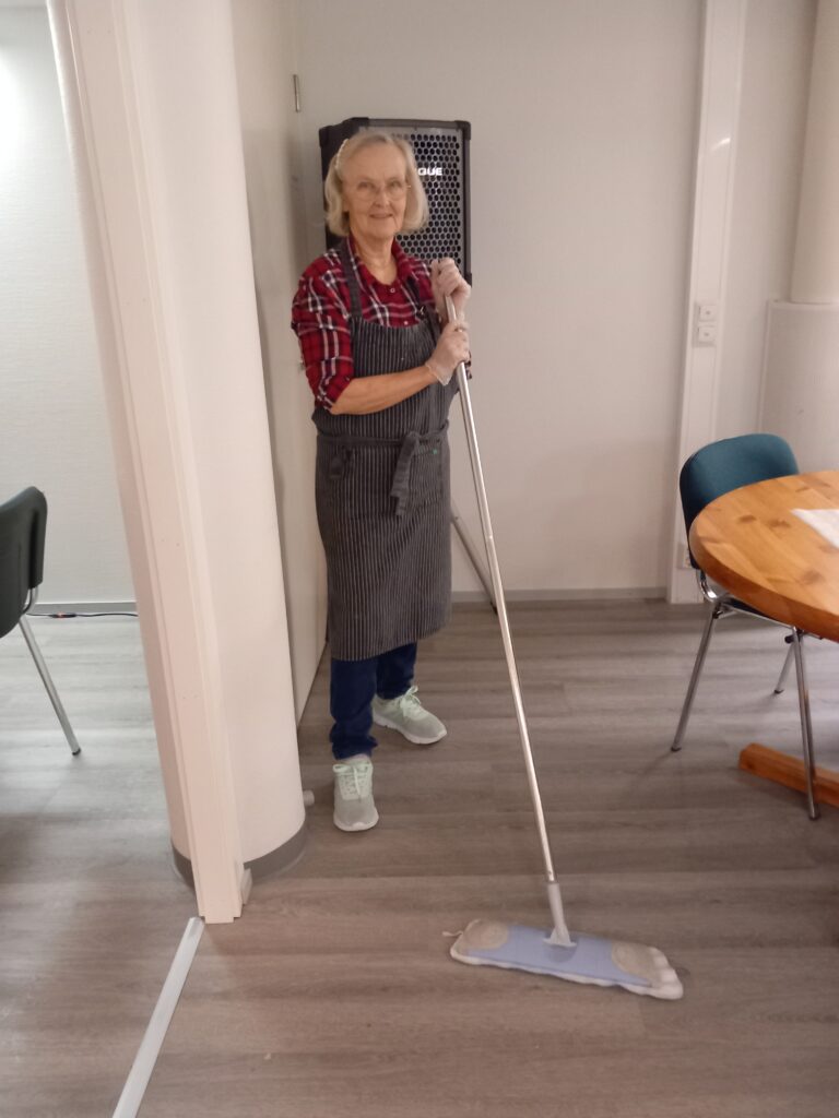 Inkeri Rauma huolehtii lähimmäisen ruokailun siivouksesta.
