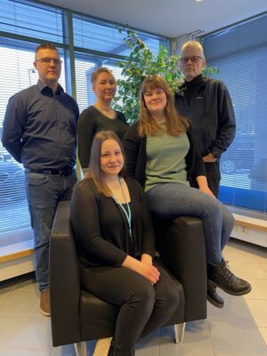 LähiTapiolan Alajärven toimistolla palvelevat Nico Sippola (vas.), Niina Mäkelä, Saara Peltotupa, Jarmo Ojajärvi ja Ella Soukkala. 