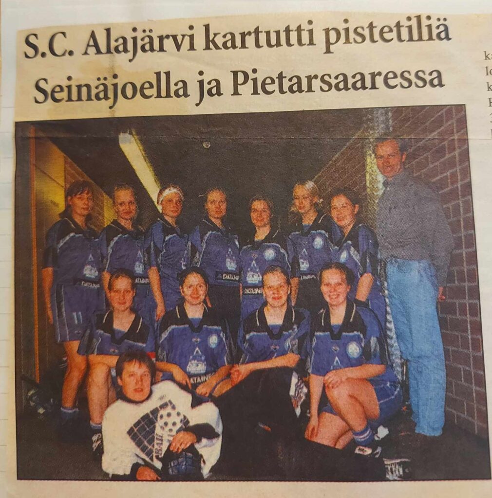 SC Alajärven naisten ensimmäinen joukkue hajosi nuorten pelaajien hajaannuttua opiskelemaan eri puolille. Kuva Sari Hallapurolta.