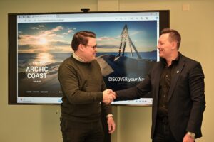 Yhteistyöstä sopimassa Kalajoen Hiekkasärkät osakeyhtiön toimitusjohtaja Janne Anttila ja Lappajärven kunnanjohtaja Sami Alasara.