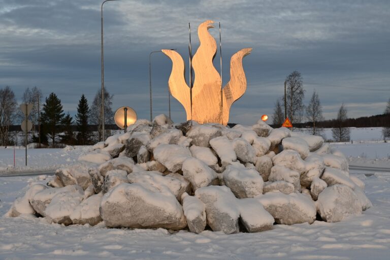 Vimpelin kiertoliittymään valmistunut monumentti kuvaa paitsi kunnan kalkinpolttoperinteitä, myös yhteishenkeä ja sivistystä. Kuva: Johanna Korkea-aho.