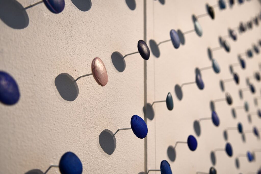 Taivaankansi-teokseen Valkonen on koonnut tallentamiaan taivaan värejä.