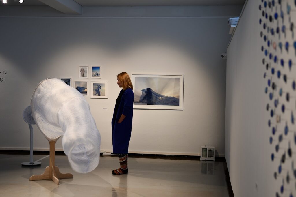 Tuulisukkaa muistuttava teos kiinnosti aiemmassa näyttelyssä etenkin lapsia. Puhaltimen luoma liike silkkikankaaseen inspiroi Valkosta.