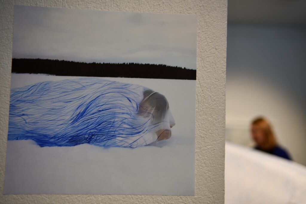 Valkonen kuvaa talvisin järven jäällä. Teos sarjasta Tuulipäiväkirja, Wind Notes.