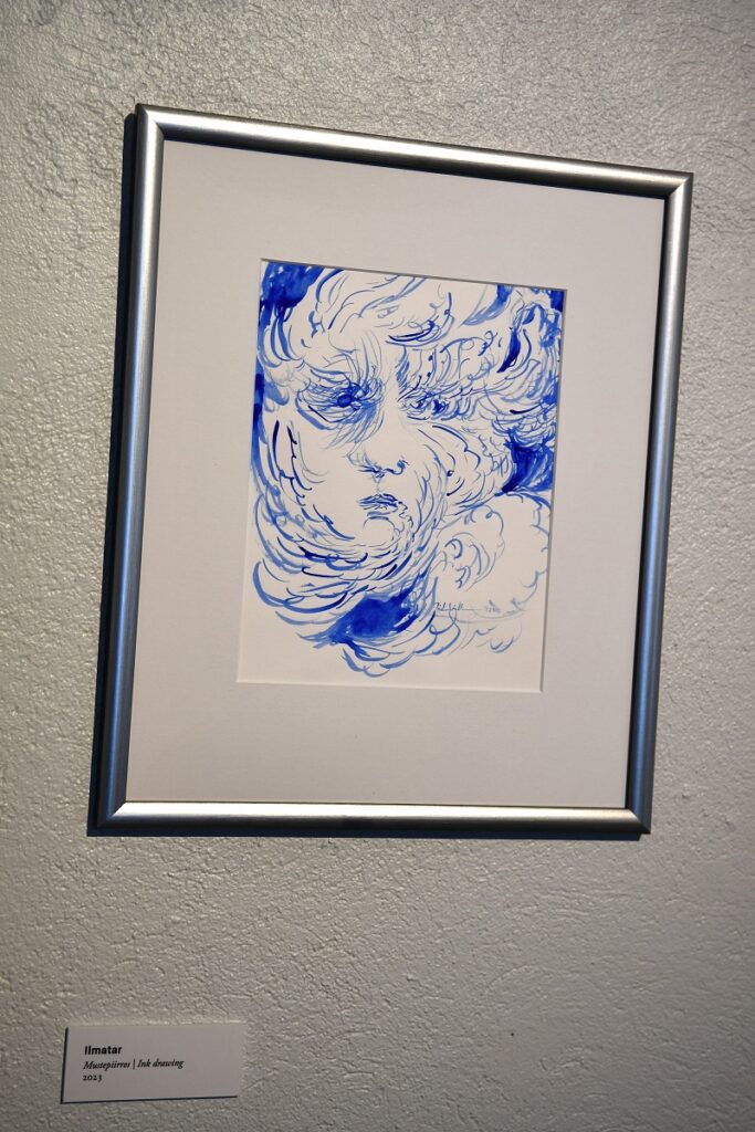 Valkosen piirroksia on näyttelyssä esillä monella eri tekniikalla toteutettuna. Mustepiirros Ilmattaresta on yksi niistä.