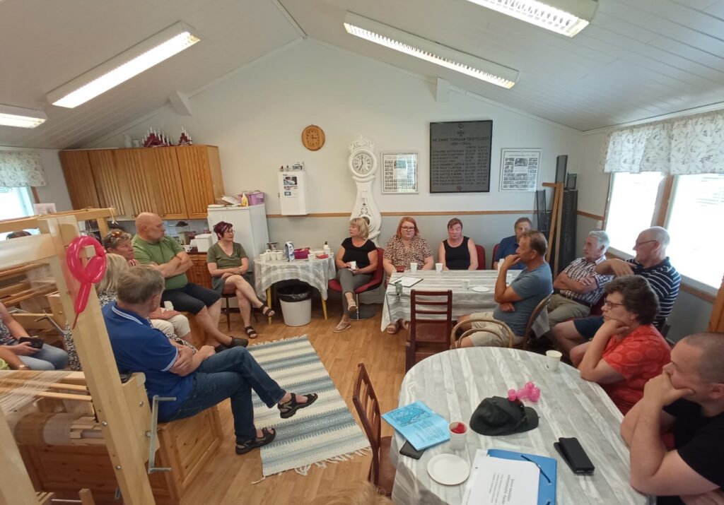 Hankkeen tuloksena Iiroonjärven uimarannan tontti ostettiin kunnalle, jolta kyläyhdistys nyt vuokraa sitä.