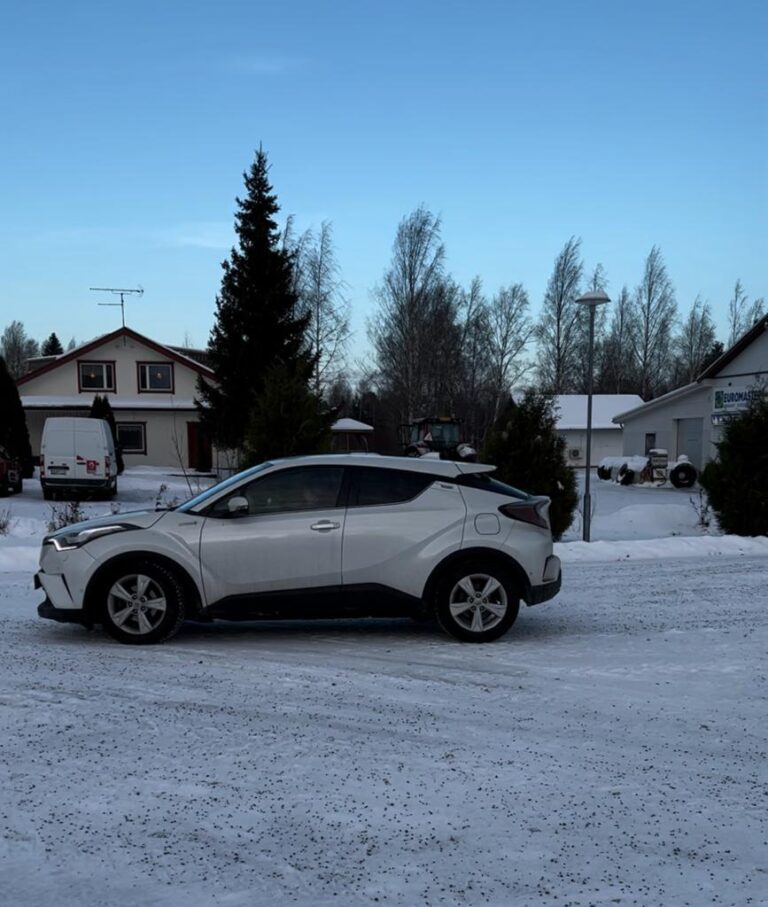 Lappajärvenkin katukuvassa näkyy yhä enemmän hybridiautoja, kuten kuvan Toyota C-HR.
