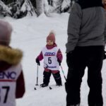 Kerttu Koivukangas hiihti keskittyneesti pienten sarjassa 100 metrin matkan vuoden ensimmäisissä hiihtokisoissa Evijärvellä.