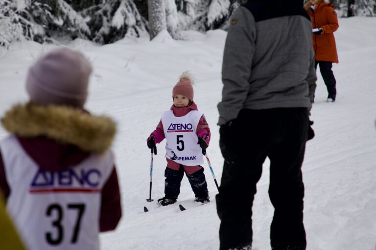 Kerttu Koivukangas hiihti keskittyneesti pienten sarjassa 100 metrin matkan vuoden ensimmäisissä hiihtokisoissa Evijärvellä.
