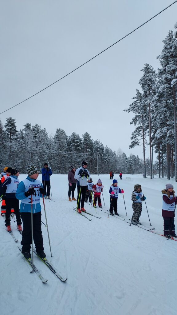 Pidemmille lenkeille lähtijät odottelivat hetken omaa vuoroaan, kun pienet hiihtäjät urakoivat oman matkansa maaliin. Kuva: Ulla Luomansuu.