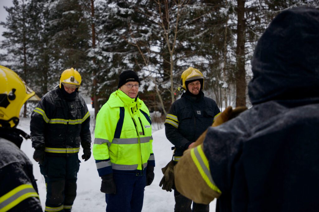 Lauantaina poltettu omakotitalo oli kyläläisen Heikki Vainionpään (kesk.) lapsuudenkoti. Vainionpää oli seuraamassa paloharjoitusta perheensä kanssa.