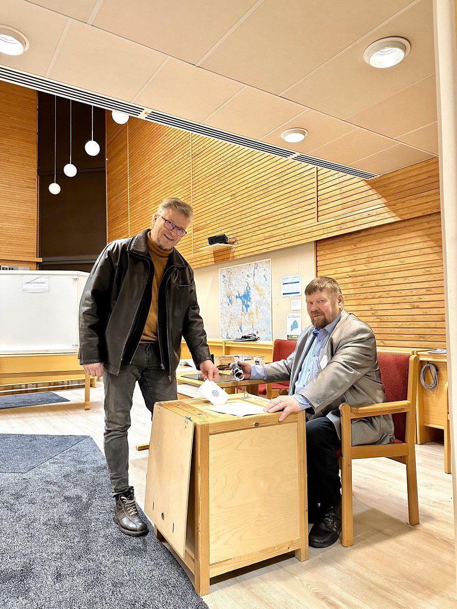 Kari Kinnunen saapui sunnuntaina Evijärven vaaliuurnalle ja käytti äänioikeuttaan presidentinvaaleissa. Vaalilautakunnan varapuheenjohtaja Markus Kattilakoski leimasi Kinnusen äänestyslipun ennen uurnaan tiputtamista.