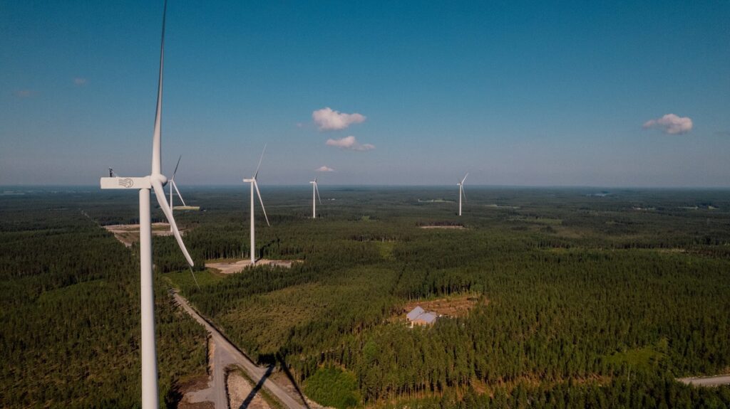 Ilmattaren Alajärvelle Möksyn ja Louhukankaan alueille rakentama 36 tuulivoimalan kokonaisuus on otettu kaupalliseen tuotantoon. Tuulivoimalat ovat osa ainutlaatuista 370 MW hybridikokonaisuutta, johon Ilmatar suunnittelee rakentavansa myös merkittävän kokoluokan aurinkovoimatuotantoa ja energian varastointiratkaisun.