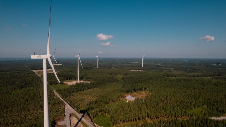 Ilmattaren Alajärvelle Möksyn ja Louhukankaan alueille rakentama 36 tuulivoimalan kokonaisuus on otettu kaupalliseen tuotantoon. Tuulivoimalat ovat osa ainutlaatuista 370 MW hybridikokonaisuutta, johon Ilmatar suunnittelee rakentavansa myös merkittävän kokoluokan aurinkovoimatuotantoa ja energian varastointiratkaisun.
