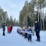Ilmari Sulkakoski lähetti hiihtäjät sunnuntaina matkaan. 5-vuotiaiden sarjan aloittaja Akseli Virtanen odotti lähtölupaa.