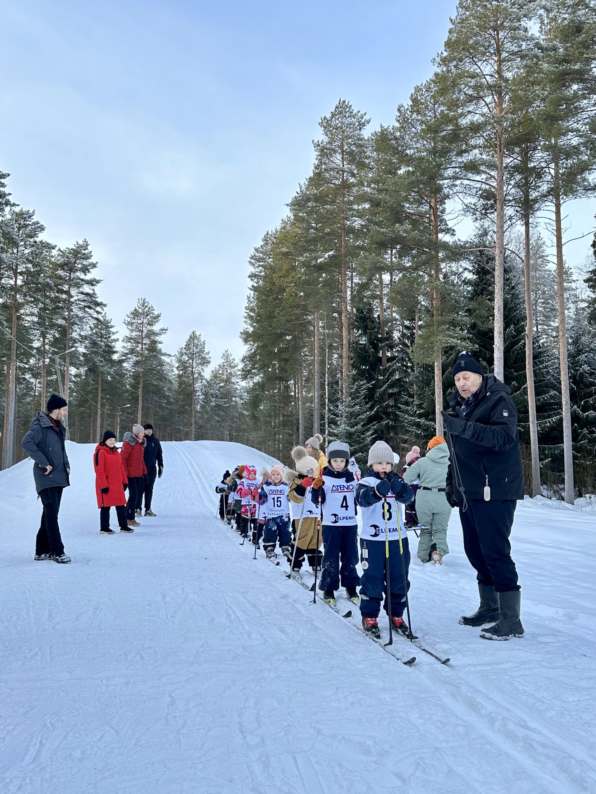 Ilmari Sulkakoski lähetti hiihtäjät sunnuntaina matkaan. 5-vuotiaiden sarjan aloittaja Akseli Virtanen odotti lähtölupaa.