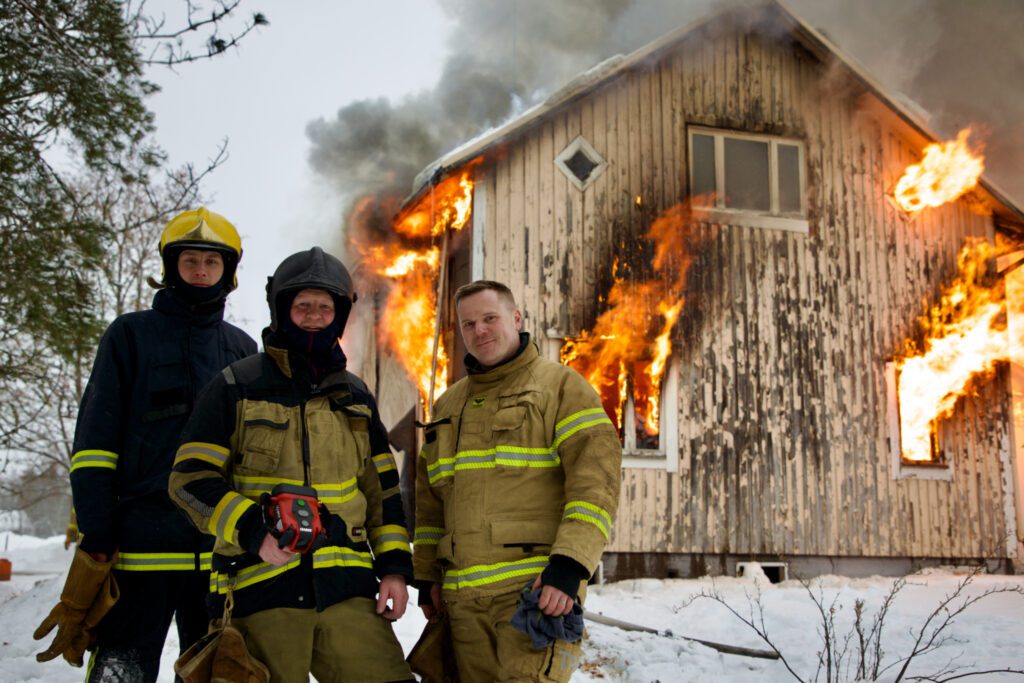 Harjoituksen johtajana toimi pelastuspäällikkö Keijo Kangastie (kesk.) sekä yhtenä kouluttajista ylipalomies Tomi Paakkarinen. Oskari Mäntylä (vas.) oli mukana harjoituksessa Evijärven sopimuspalokunnasta.