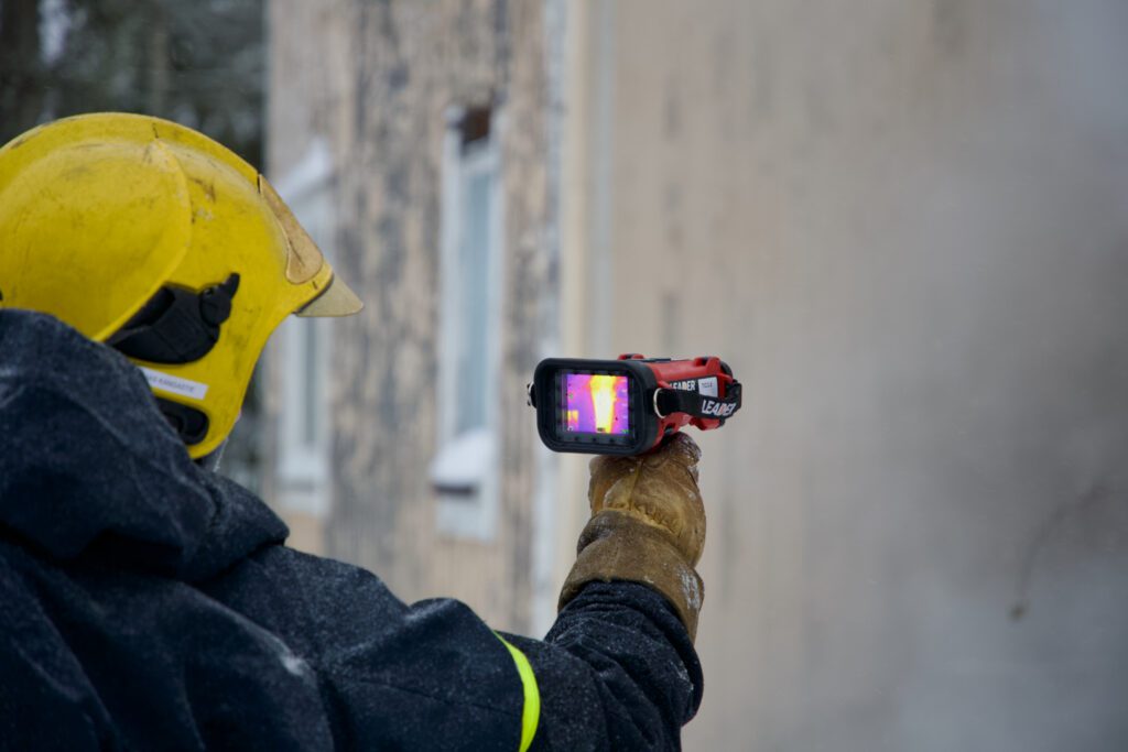 Lämpökamera näyttää tilassa olevan lämpökuorman.