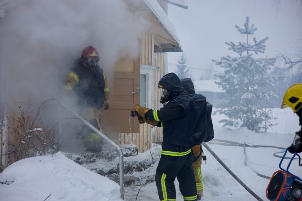 Jokaiseen harjoitukseen mentiin pareina yhdessä kouluttajan kanssa, näin sammutustilanteen turvallisuutta pystyttiin valvoa.