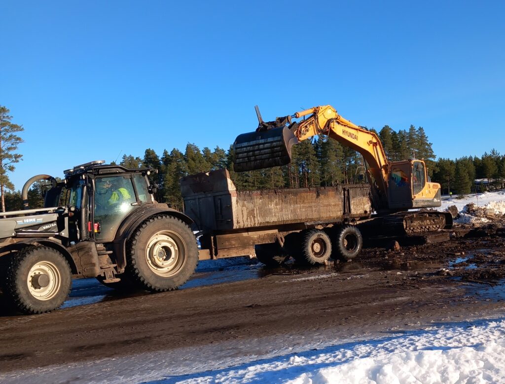 Urakoitsija Matti Kirsilä ja traktorikuskit tekevät pitkää päivää, että ruoppaus saadaan valmiiksi maaliskuun loppuun mennessä.