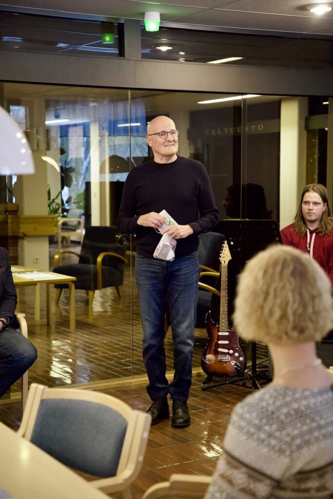 Evijärven kunnantalolla vietettiin eläkejuhlaa, kun pitkäaikainen työntekijä Antti Saari kahviteltiin eläkepäivilleen.