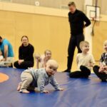 Nallepainia seuraamaan on pariin otteeseen päässyt myös Jenna Perkkalaisen (oik.) perheen pienin Ahti-vauva. Painimatolla sopii hienosti harjoitella liikkumista, kun perheen isommat osallistuvat harjoituksiin.