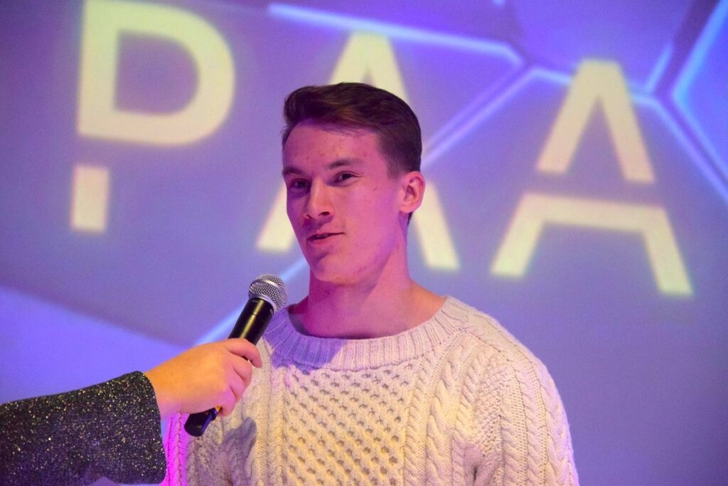 Mikko Paavola tähyää olympiakisoihin. Kuva Alajärven Urheilugaalasta 2022.