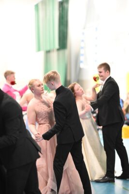 Geolukion vanhojentansseja vietettiin ruusuisissa merkeissä.