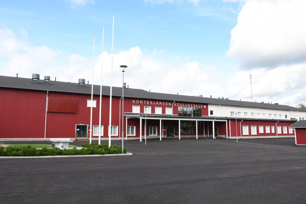 Kauhavan koulut saivat kaupunkilaisilta hyvän arvosanan. Kuvassa Kortesjärven koulukeskus. Arkistokuva.