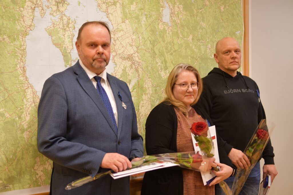 Vimpelin kunnanvaltuuston kokouksessa luovutettiin ansiomerkkejä. Valtuutettu, rehtori Marko Timo (vas.) sai Suomen Valkoisen Ruusun ansioristin, kunnanhallituksen jäsen, erityisluokanopettaja Susanna Moskajärvi Suomen Valkoisen Ruusun I luokan mitalin kultaristein sekä valtuutettu, särmääjä Pasi Sova Suomen Valkoisen Ruusun I luokan mitalin.