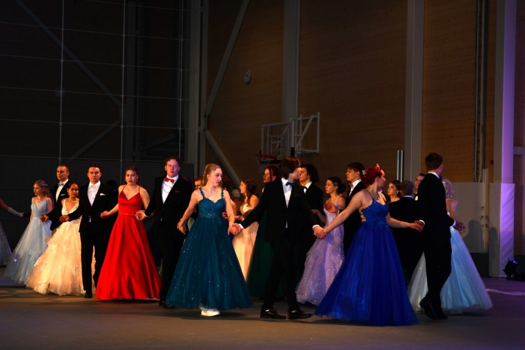 Vanhojenpäivän perinne Alajärvellä käynnistyi 1980-luvun lopulla, ensimmäiset tanssit pidettiin 1990-luvun alkupuolella.